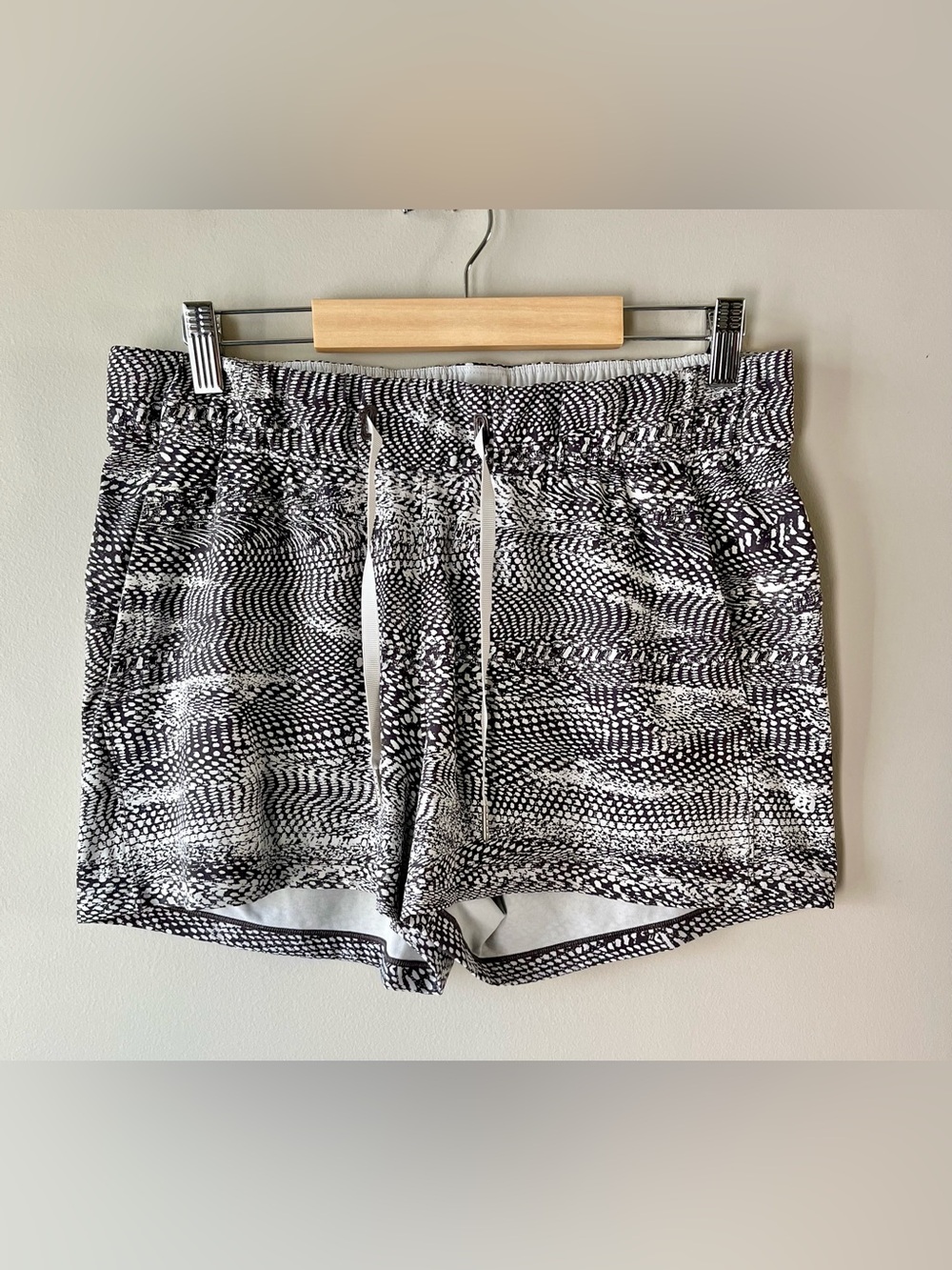 Lululemon Black & Off-White Snakeskin Print Athletic Shorts Size 8 - 2.5" Inseam